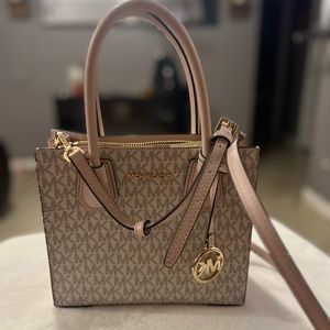 MICHAEL KORS MERCER MEDIUM MESSENGER CROSSBODY
SATCHEL POWDER